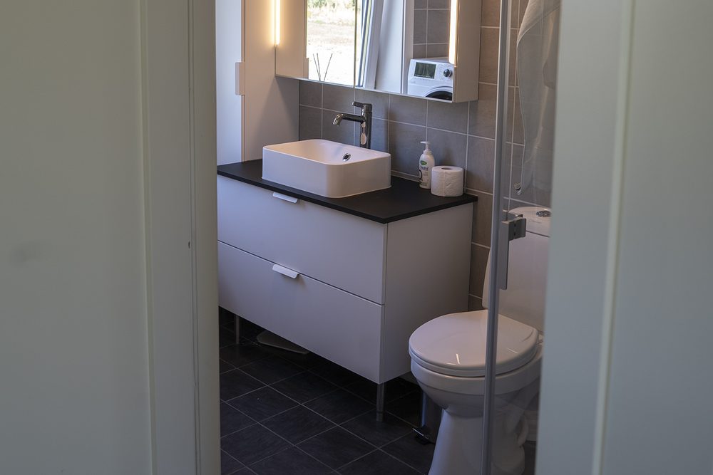 Badrum i Ängåsen 3 med dusch, tvättställ och tvättmaskin