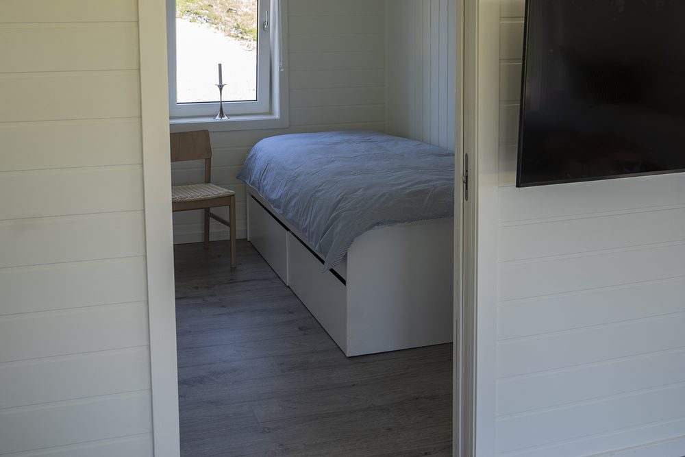 Sovrum i Ängåsen 3 med säng och fönster mot grönskan