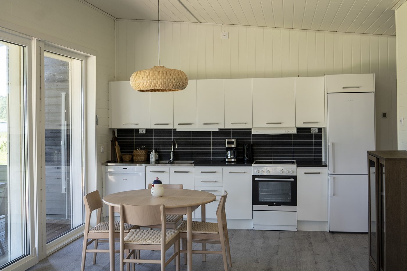 Fullt utrustat kök i Ängåsen 3 med diskmaskin, spis och matplats intill skjutdörren mot trädäcket
